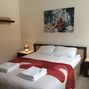Mona Przy Stacji Metra , Warszawa Polska